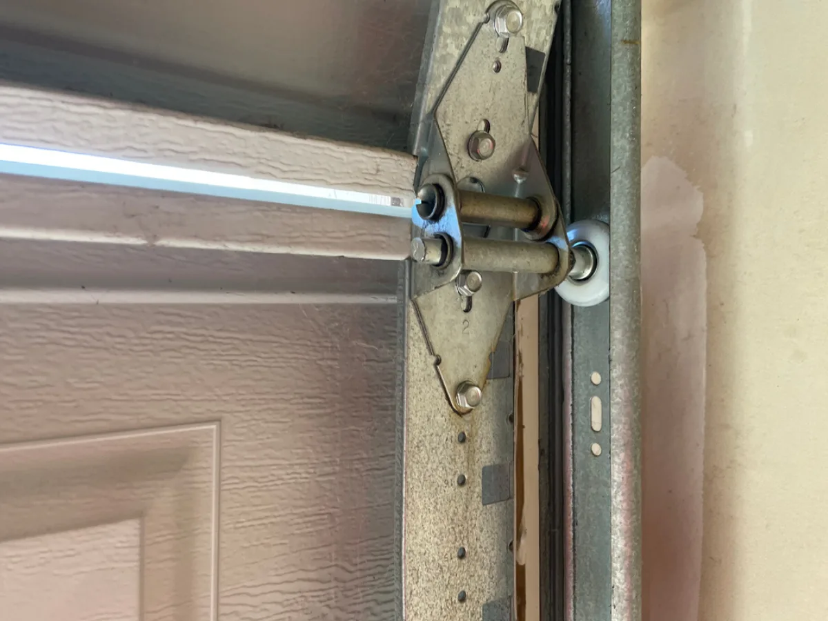 Noisy Roller Solutions​